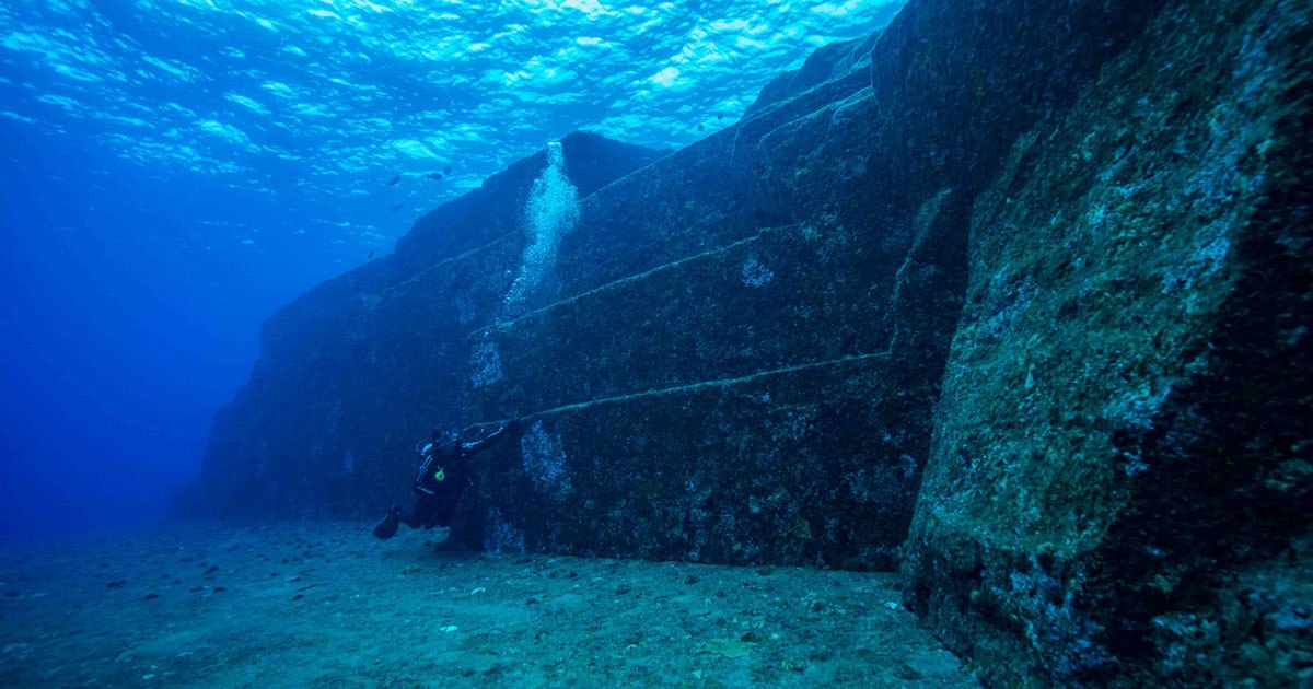 1032 steps with diver for scale at monument diving yonaguni okinawa japan diveplanit 1032 opengraph