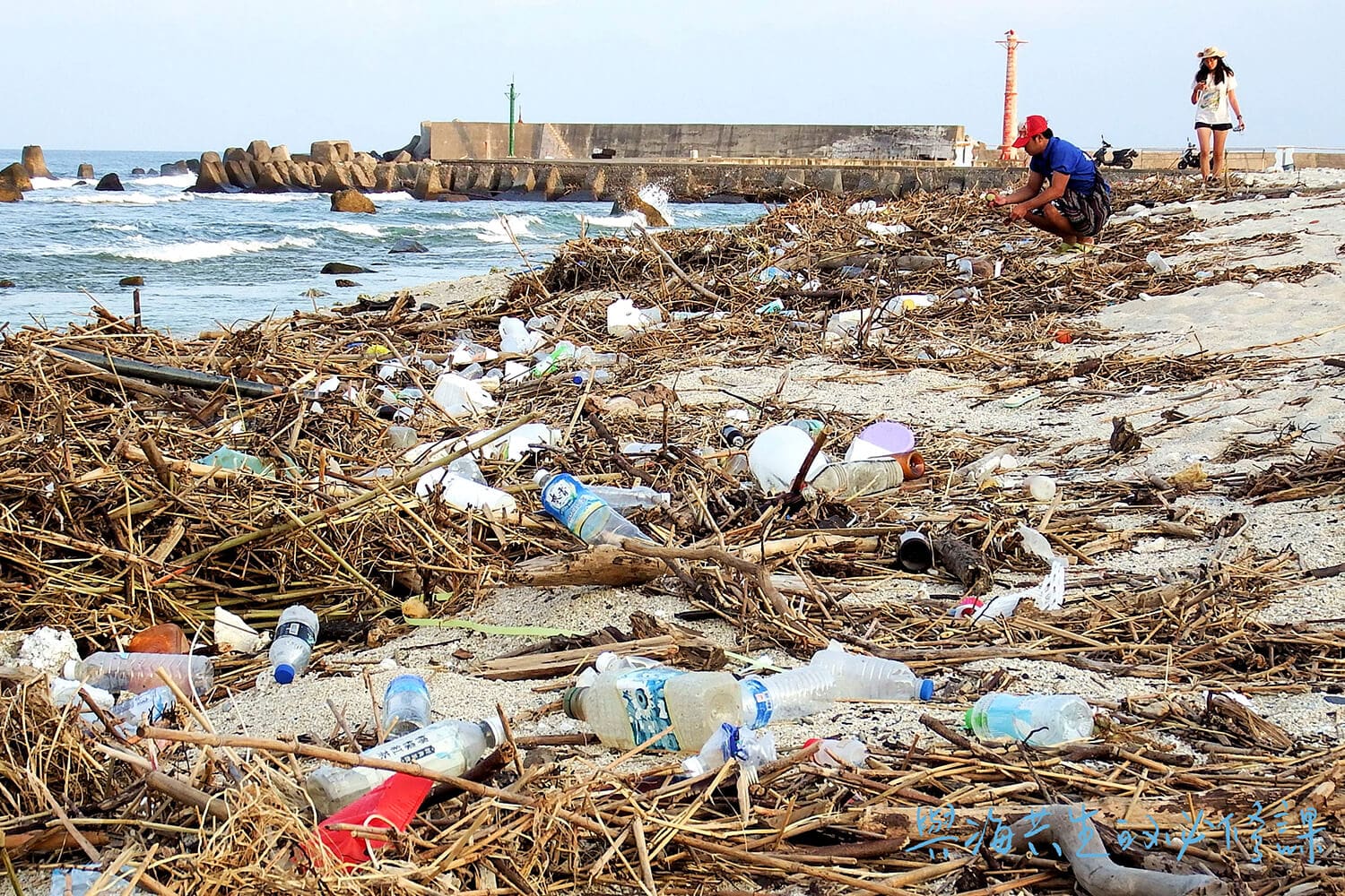美麗的小琉球海灘也避免不了海洋垃圾污染的命運。／資料圖片提供：海湧工作室