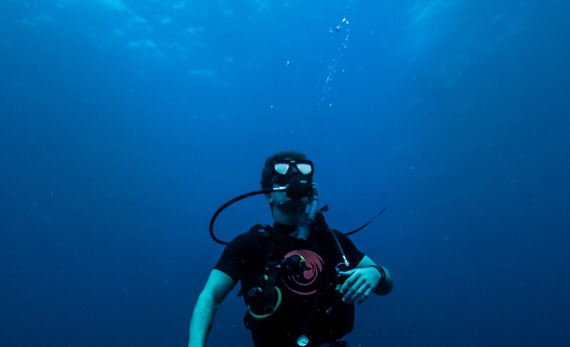 tom bixler LlIkttmxuPw unsplash 你是水底恐慌潛水員嗎？如何避免10種水底恐慌原因！