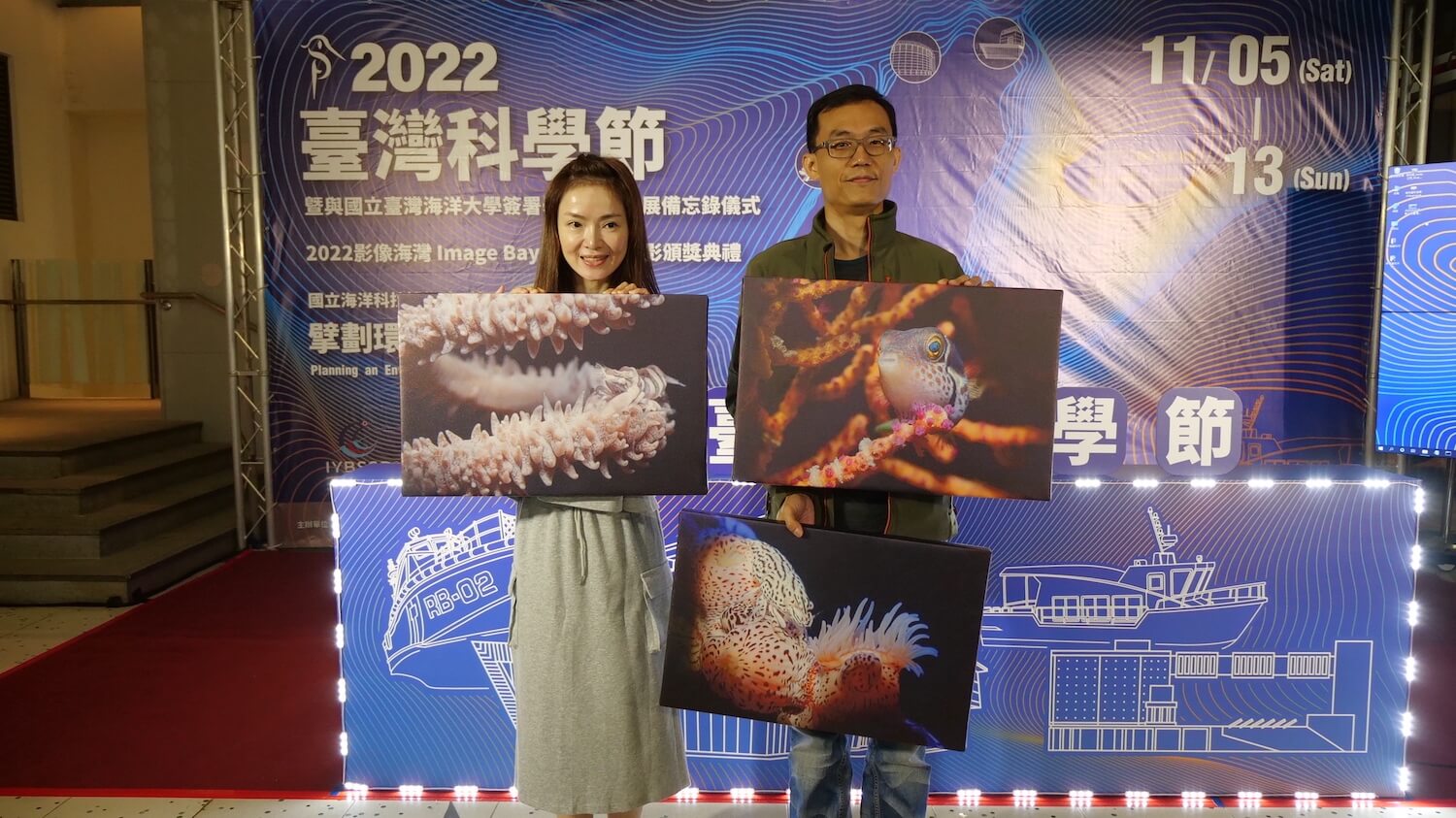 「海鞭蝦」拍攝者徐志亮與作品合照