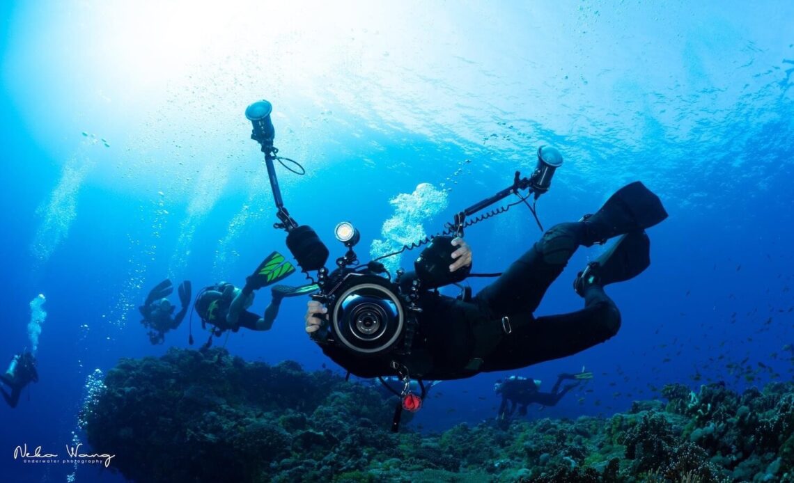 配圖8：詹品杰拿著相機進行水下攝影 海洋公民科學家以水下攝影幫助海洋保育與基礎研究