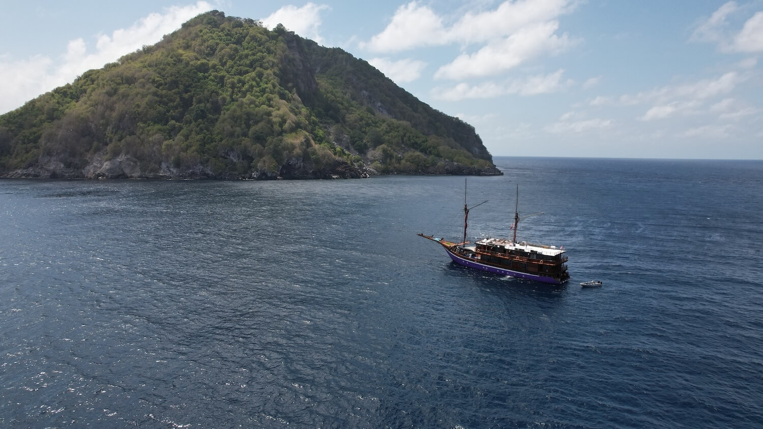 DJI 0290 【印尼 】Part 2：Neomi Cruise 頂級印尼船宿玩什麼？儒艮錘頭鯊旗魚大物團，一年一期跨洋行程獨家開箱