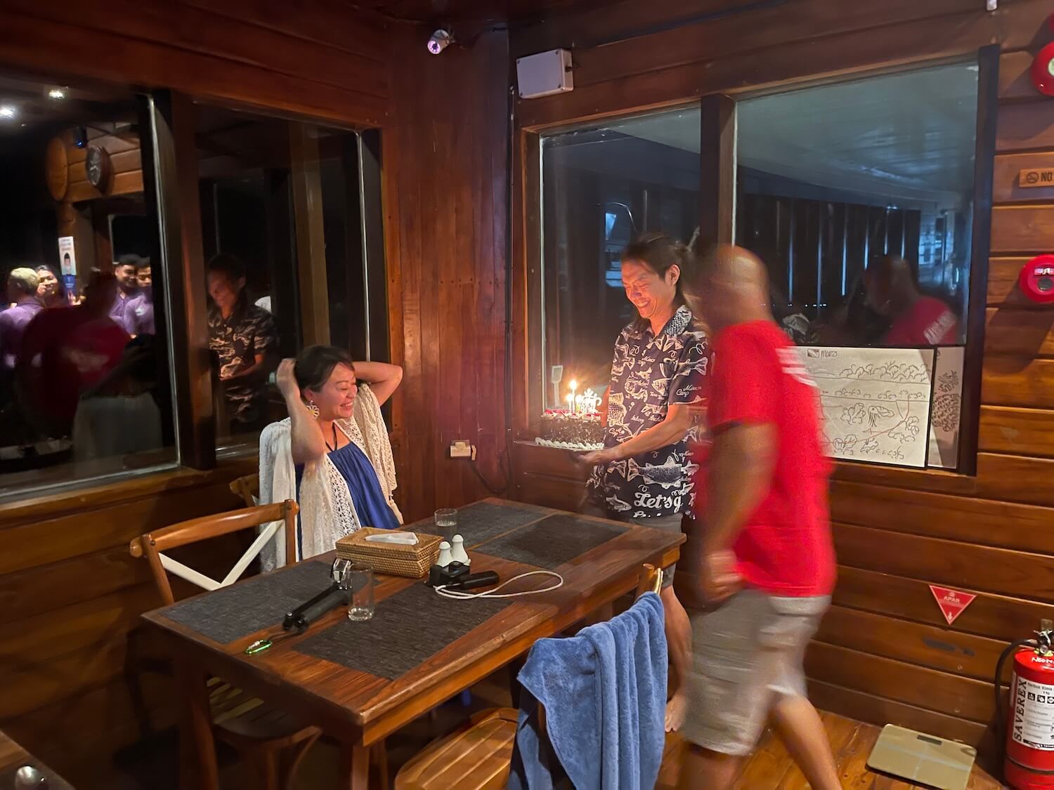 印尼船宿 潛水行程 joe愛潛水4 【印尼 】Part 2：Neomi Cruise 頂級印尼船宿玩什麼？儒艮錘頭鯊旗魚大物團，一年一期跨洋行程獨家開箱