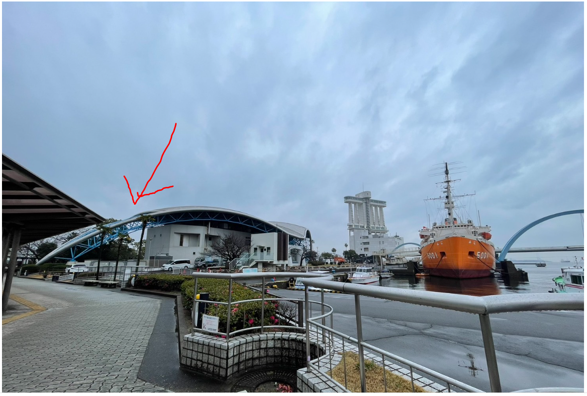 乘船處位於照片中建築後方，紅色箭頭處，要走一段路才會看到海洋騎士 MARINE RIDER 的旗幟