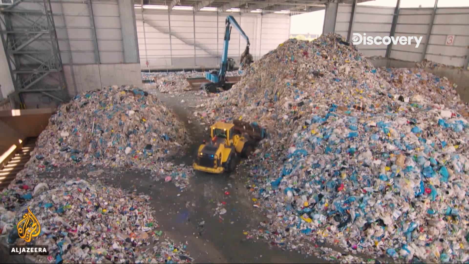 過往西方國家經常將垃圾綑綁，透過貨櫃運送至中國，與中國回收業者進行買賣。